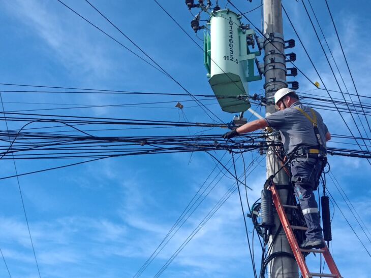 Técnico de uma empresa de telecomunicações trabalha na retirada de fios na manhã de quarta (19) - Foto Édson Coltz/ ON