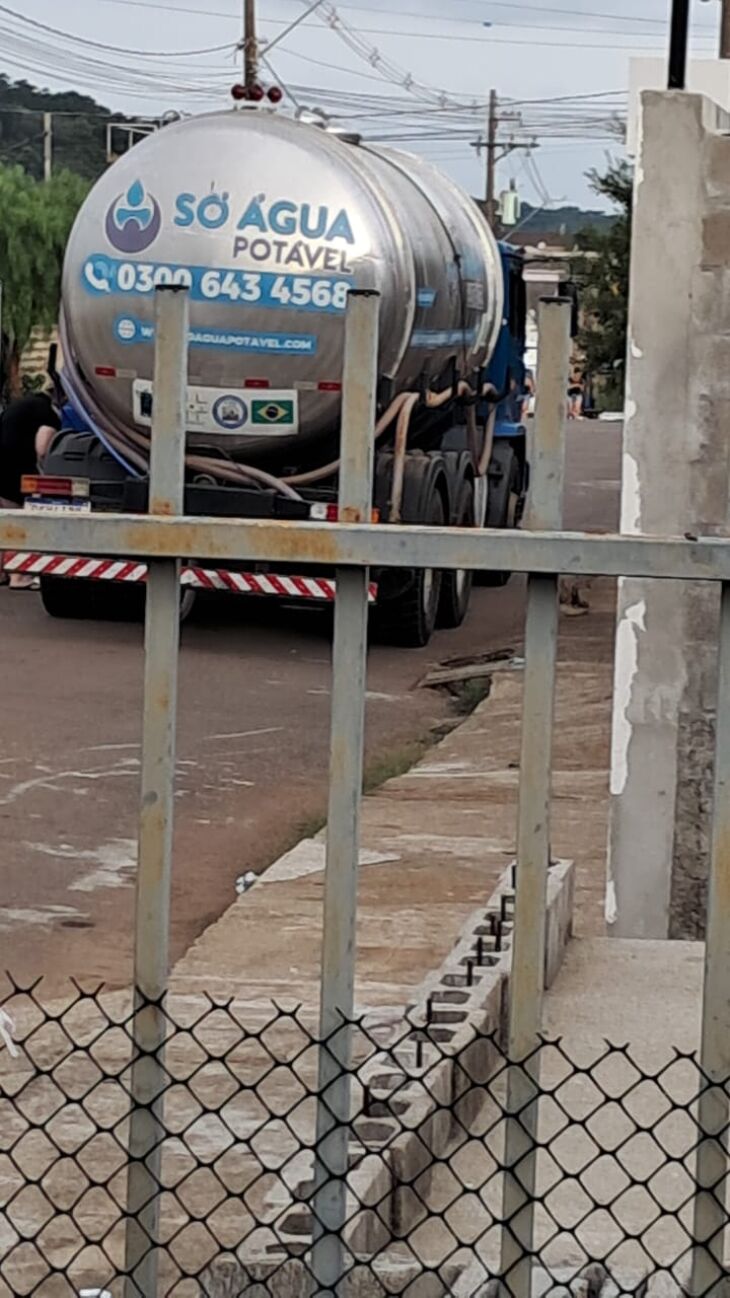 Moradores do Loteamento Canaã utilizaram os próprios carros  para bloquear a passagem do caminhão-pipa - Foto - Divulgação 