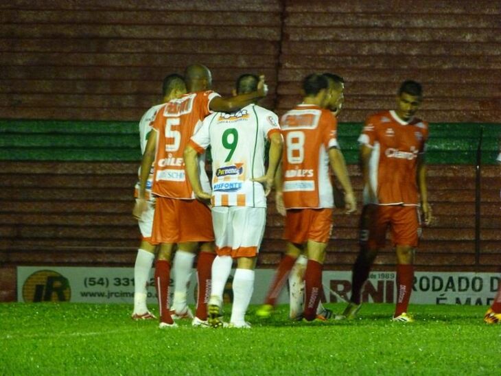 Jogo com chuva no Vermelhão