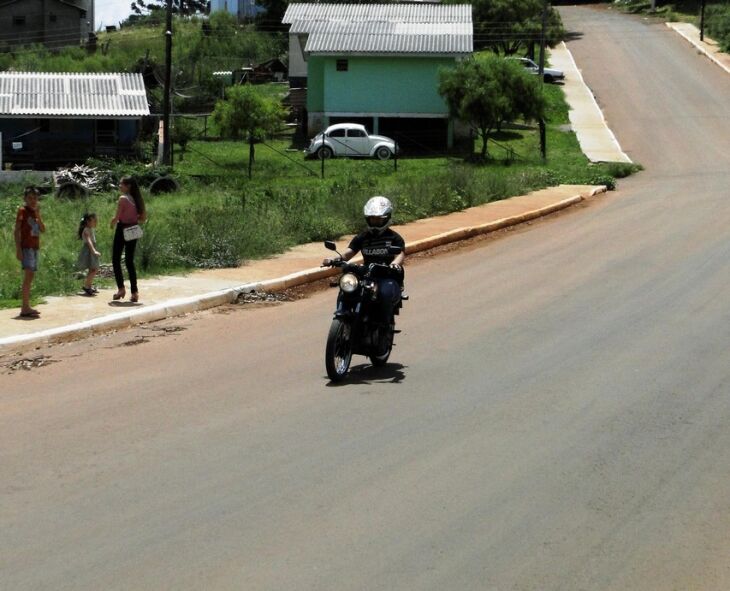 Moradores pedem sinalização e lombada física para evitar que motoristas trafeguem em alta velocidade pela rua Coronel Bicaco