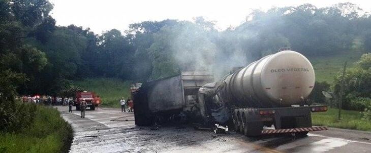 Veículos pegaram fogo depois de colidir frontalmente