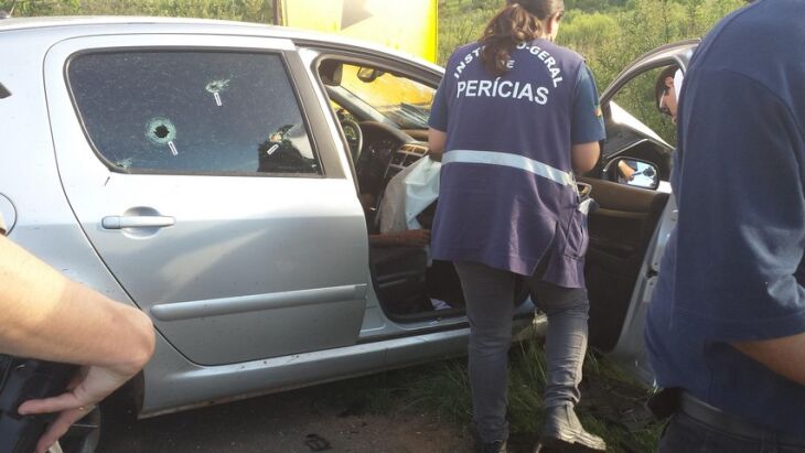 Perícia vai mostrar se o assaltante foi morto na troca de tiros ou depois de ter colidido o carro