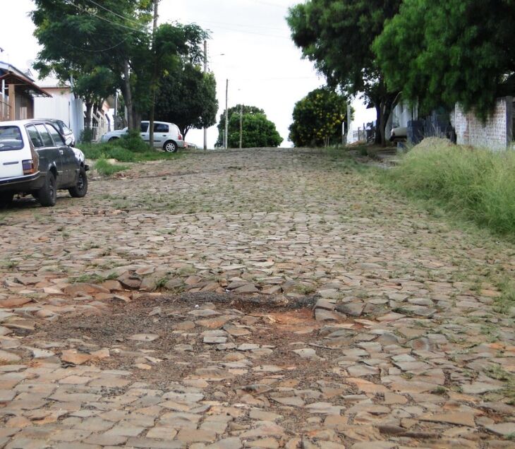 Veículos têm dificuldade de transitar pelo trecho