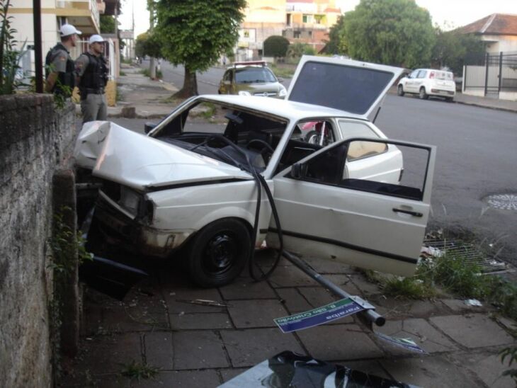 Carro ficou completamente destruído