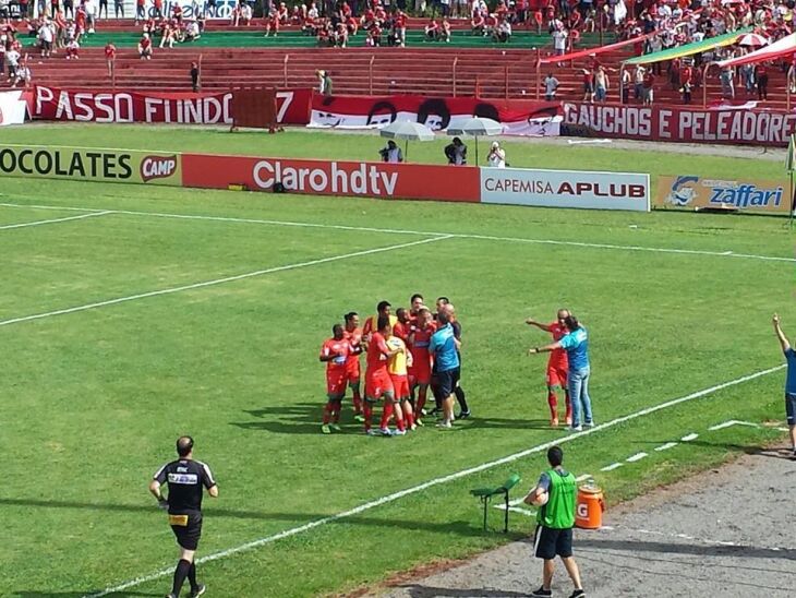 Jogadores do Passo Fundo comemoram o gol