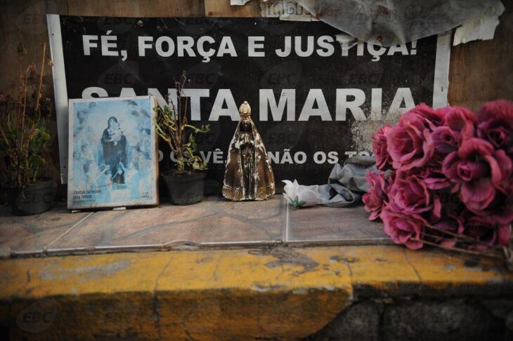 Mensagens deixadas na porta da Boate Kiss, em Santa Maria