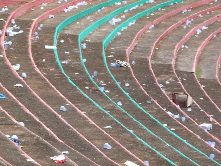 Sujeira deixada nas arquibancadas do Estádio