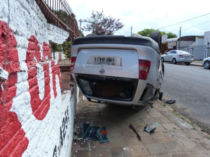 Muro da residência foi danificado após ser atingido pelo carro