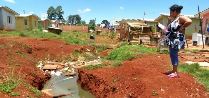 Esgoto invade pátios das residências do bairro Crédito: 