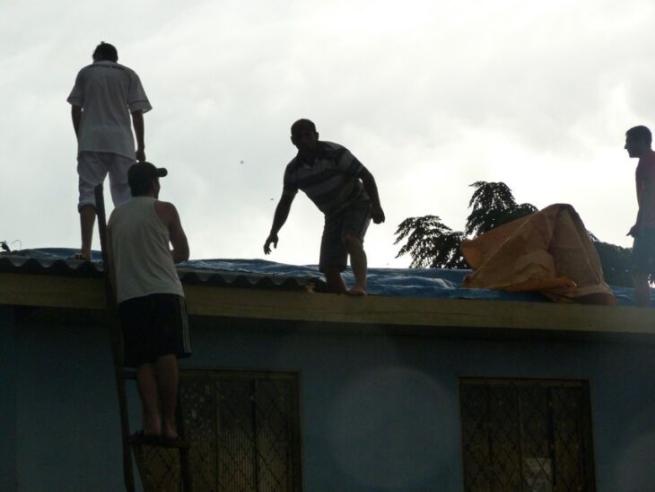 Várias casas foram destelhadas pela força do vento