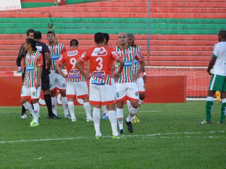 Jogadores do Passo Fundo reclamam com o juiz sobre penalidade marcada