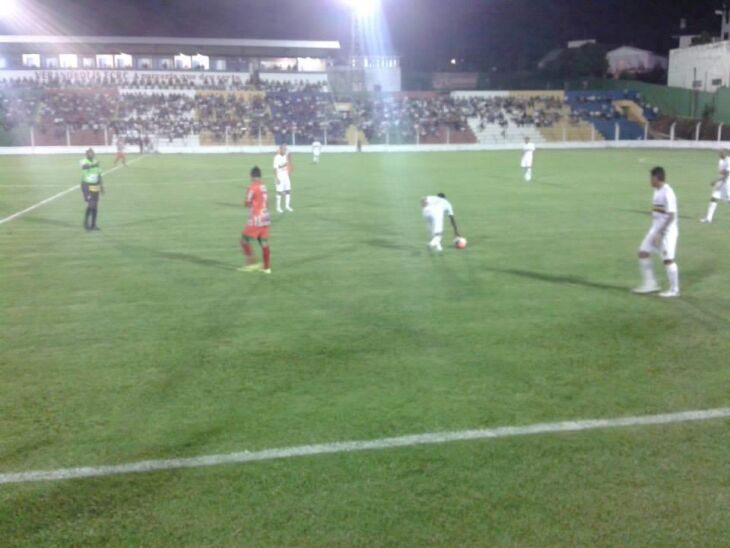 Mesmo com um jogador a menos nos minutos finais, tricolor segurou o resultado