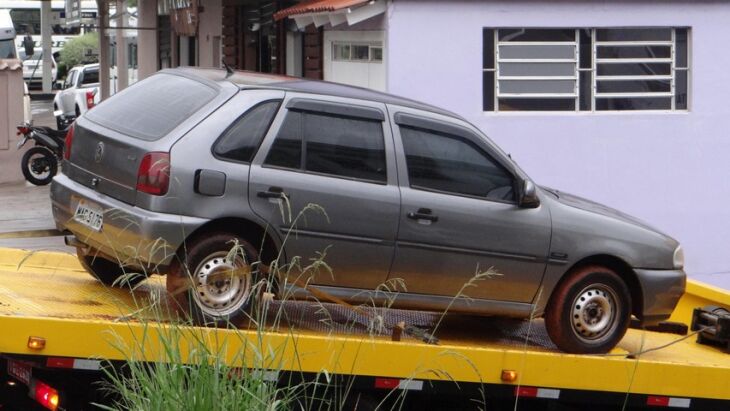 Carro da vítima foi recuperado após ladrões a abandonarem