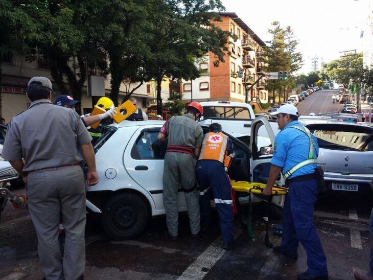 Bombeiros retiram feridos dos carros