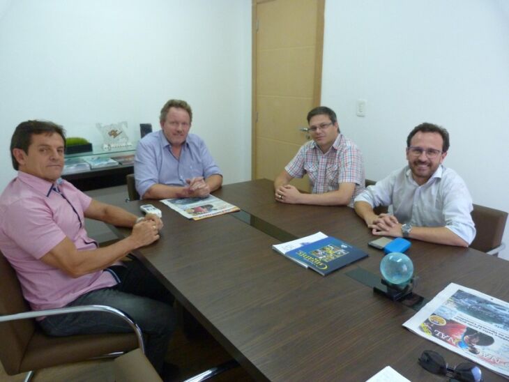 Na tarde de sexta-feira, o vice-prefeito Juliano Roso, o vereador Alex Necker e o presidente do diretório municipal Emerson Broto estiveram na sede do Jornal O Nacional, oportunidade em que foram recebidos pelo gerente executivo de ON, Harry Nicolau Crédi