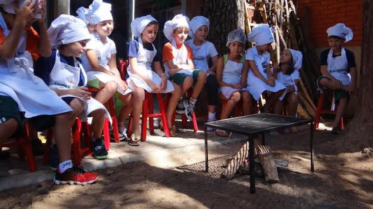 Crianças se reuniram no pátio da escola para acompanhar o preparo da receita