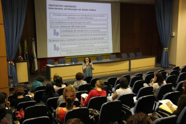 A secretária Sandra Fagundes esteve no I Seminário da Rede de Educação em Saúde Coletiva