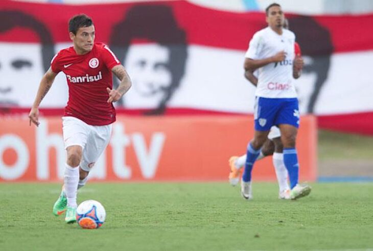 Chileno Aránguiz marcou dois gols e foi o destaque da classificação à semifinal