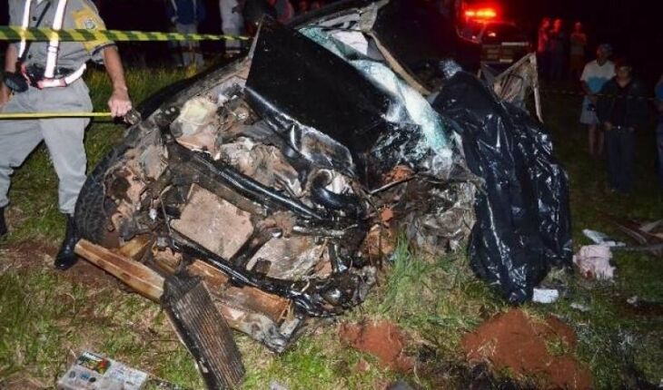 Motorista da caminhonete morreu preso às ferragens