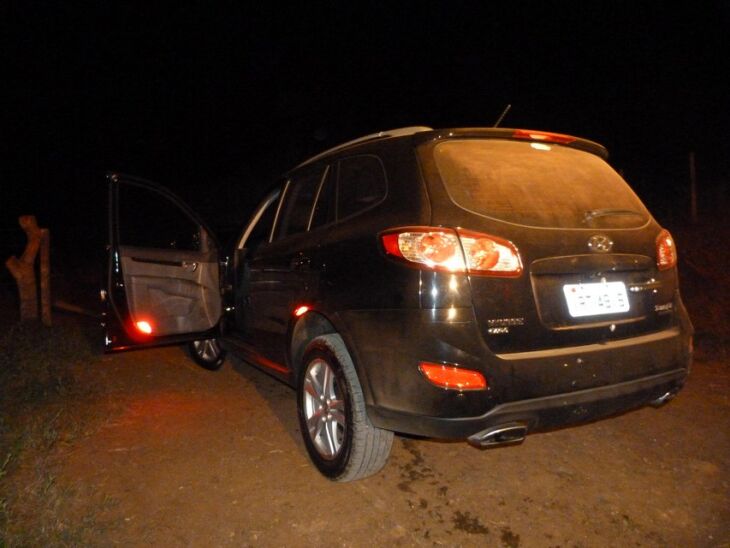 Policiais revidaram tiros dos criminosos, atingindo a parte traseira da caminhonete roubada