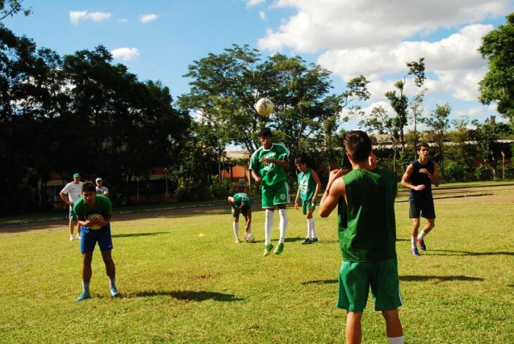 Garotos treinam na UPF