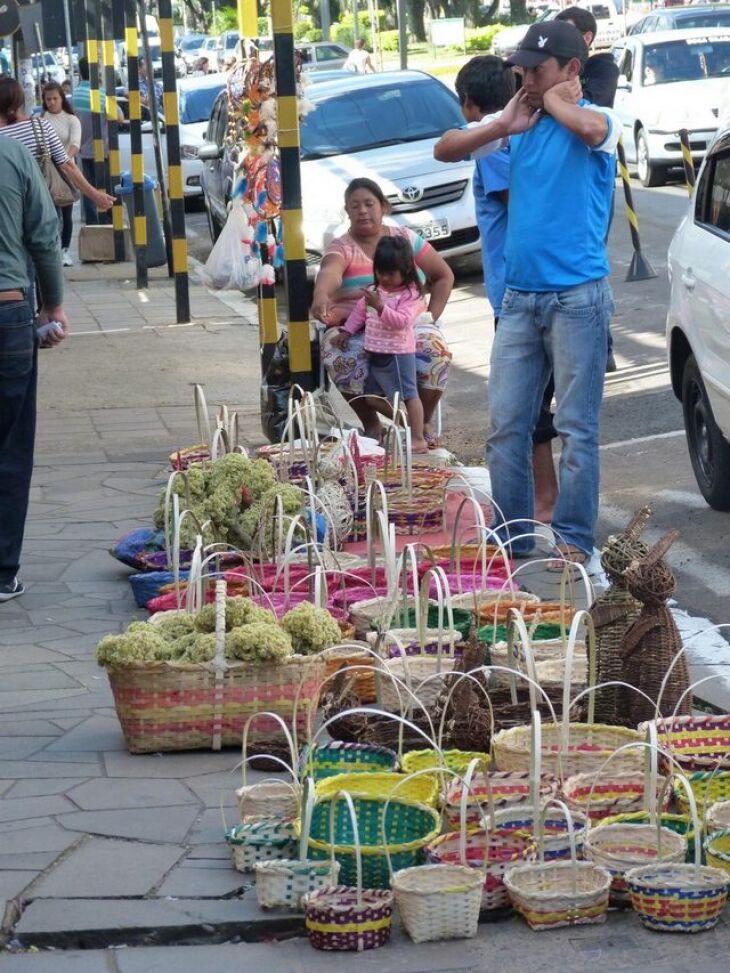 Movimento aumentou cinco dias antes do domingo de Páscoa e os consumidores encontram filas para entrar nas lojas e para pagar as compras.