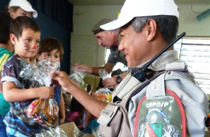 ?EURoePáscoa Solidária?EUR? da Brigada Militar e do Centro de Juventude da Leão XIII entrega cestas de doces para os jovens