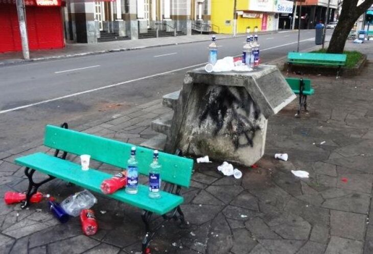 Morador registrou a sujeira na rua General Neto após uma das noites do feriadão