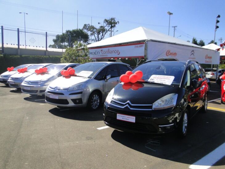 No estacionamento externo do Bourbon estão expostos os carros usados e no salão principal, os carros novos