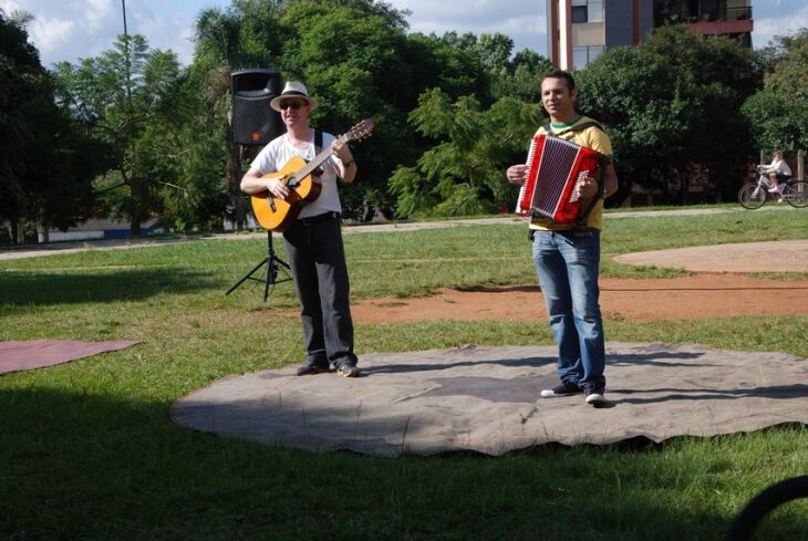 No domingo, a Praça do Hospital da Cidade recebeu o espetáculo Faixa de Graça, nova peça do Grupo Ritornelo