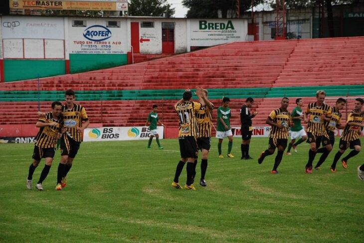 Jogadores do TAC comemoram mais um gol