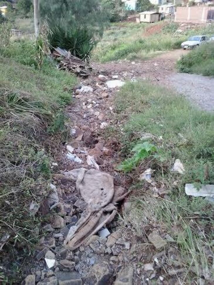 Motoristas encontram dificuldade para trafegar na rua Tarumã, no loteamento Garden