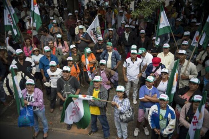 Participantes do movimento Grito da Terra Brasil fazem manifestação em frente ao edifício-sede da Terracap