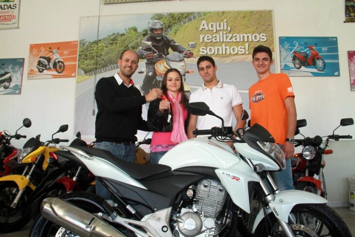 Mirian e o marido Tiago recebem a Honda CB 300R