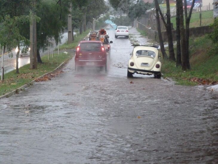 Na Avenida Dr César Santos, em frente a Delegacia de Polícia, uma grande quantidade de água ficou acumulada na pista.