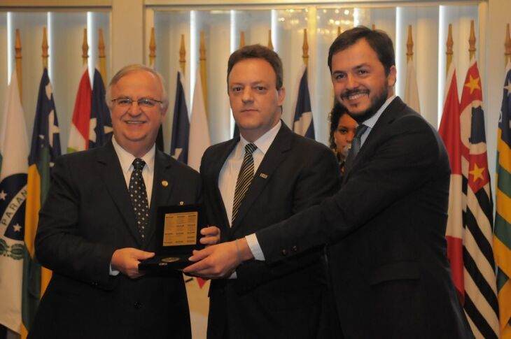 Medalha entregue à direção da Imed pelo deputado Basegio