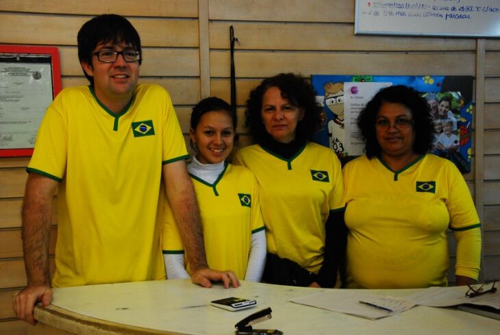 Em alguns estabelecimentos a camisa da seleção já é uniforme