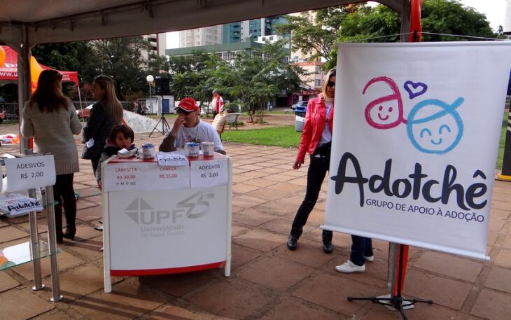 Durante a atividade, o grupo também divulgou suas ações através de camisetas e canecas. O valor arrecadado com a venda dos produtos será usado para manter as atividades que o Adotchê realiza