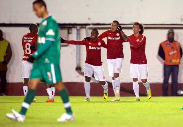 Jogadores comemoram o primeiro gol