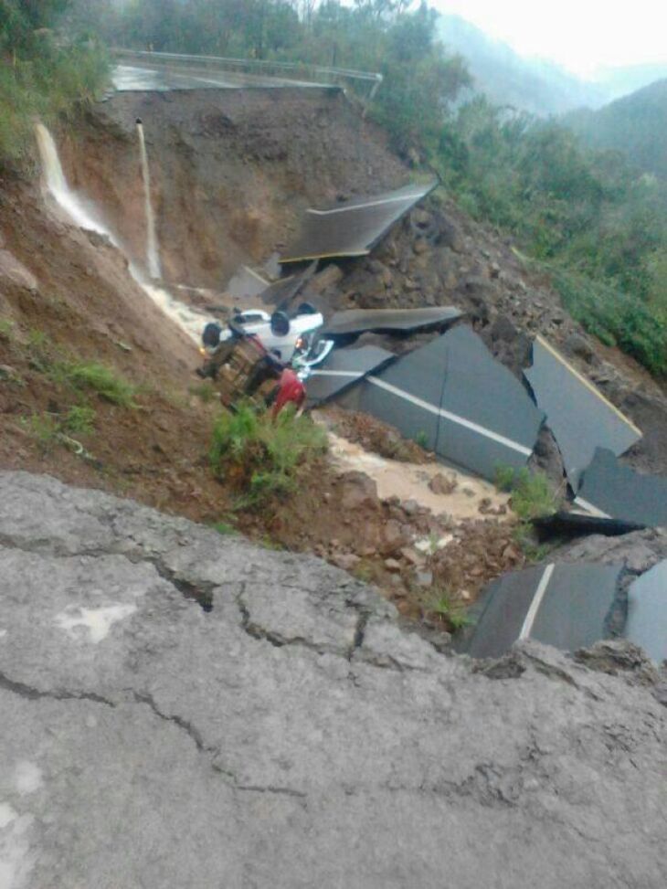 No momento do deslizamento, dois carros passavam pelo local e a condutora de um dos veículos ficou levemente ferida