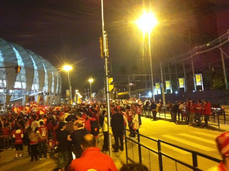 Torcedores cantaram músicas coloradas em homenagem ao ex-jogador