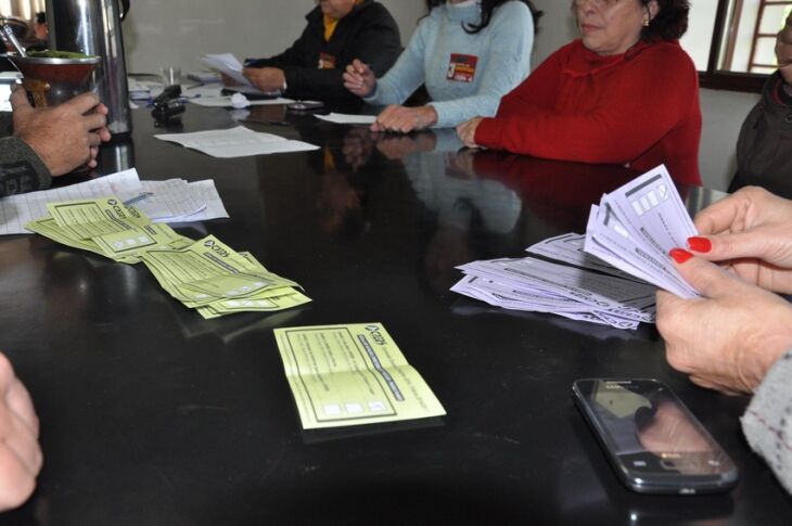 Equipe de 10 pessoas participa da contagem dos votos na sede do Cpers, em Passo Fundo