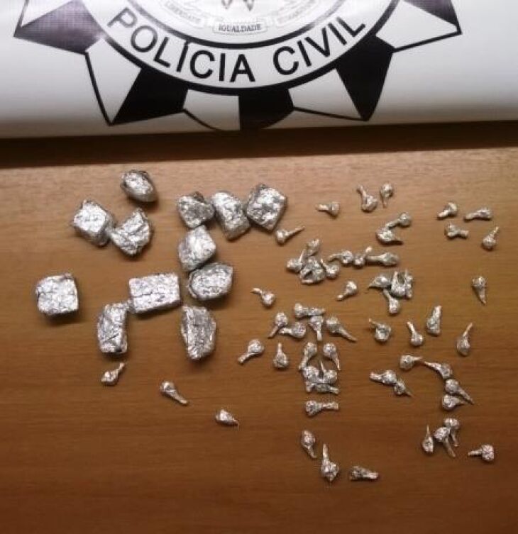 78 porções de drogas (crack e maconha) prontas para a venda foram apreendidas em Esteio