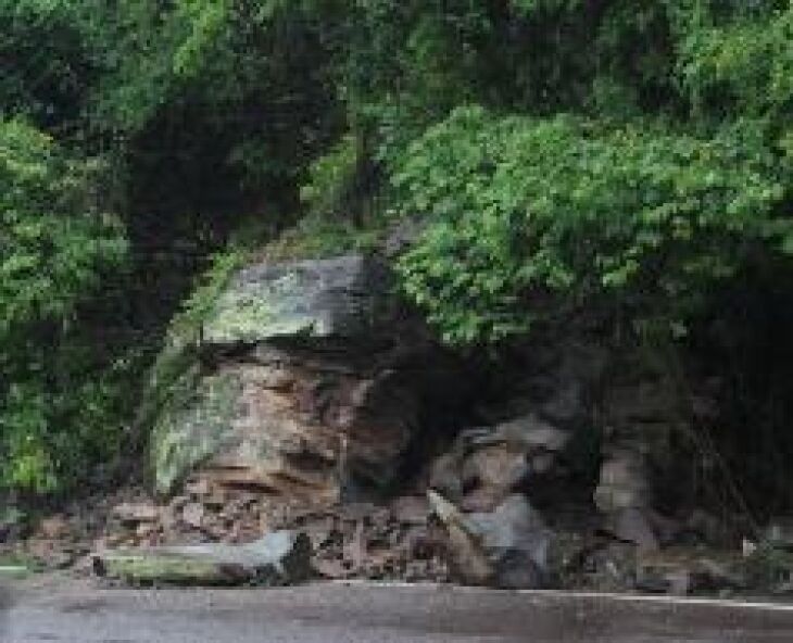 Pedra de grande porte caiu na altura do quilômetro 218