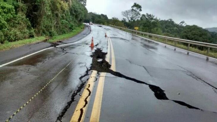 Pista condenada na BR 153