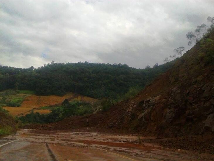 RSC-153, entre Vale do Sol e Herveiras: trânsito totalmente interrompido entre os KMs 300 e 311