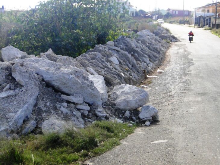 Depósito de resíduos da construção civil já invade a rua Olavo Bilac, no bairro Petrópolis Crédito: 