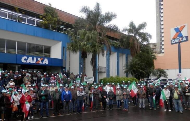 Protesto ocorreu para cobrar valores atrasados para pagamento de fornecedores de material de construção para obras em andamento e contratações de casas novas e reformas.