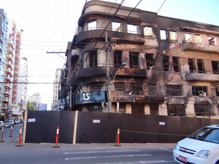 Tapumes foram instalados neste final de semana evitar acideentes, isolar e conservar os prédios atingidos no incêndio.