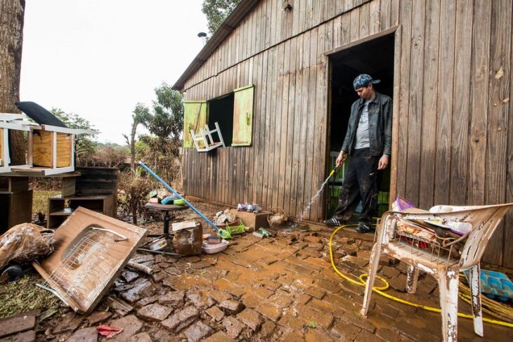 Famílias que voltam para suas casas agora tem o trabalho de limpeza e reconstrução pela frente